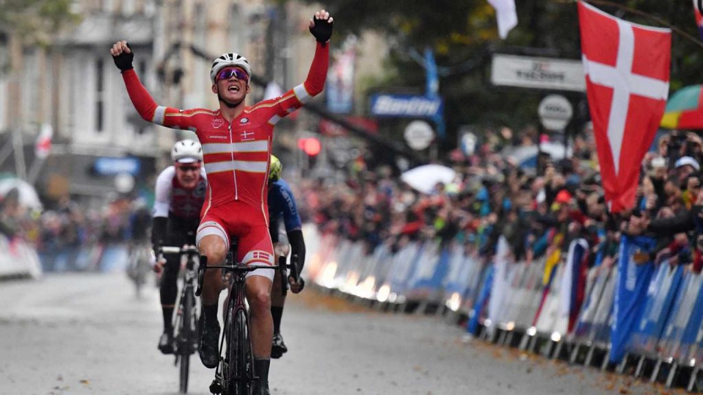Pedersen entrando a meta en su victoria en el Mundial de ciclismo