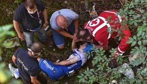Remco Evenepoel en el suelo tras su dura caída en el Giro de Lombardia 2020