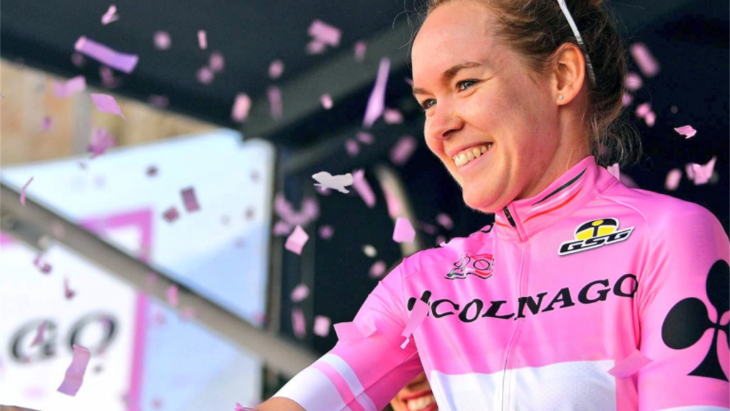 Anna Van der Breggen celebrando el Giro