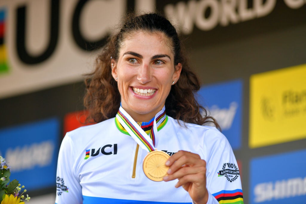 La campeona del mundo, Elisa Balsamo, con su medalla de oro.