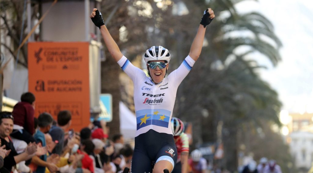 Ellen Van Dijk gana la tercera etapa de la Setmana Valenciana 2022.