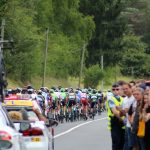 equipos del tour de francia 2022 por una carretera de francia y público animando