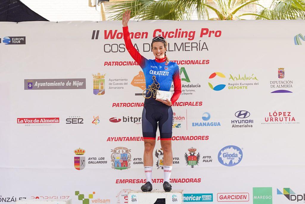 Arianna Fidanza en el pódium tras su victoria de Women Cycling Pro Costa. Foto: Total Sport Mediterranean