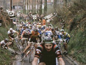 Ciclistas ponen pie a tierra en la edición de 1985 del Tour de Flandes. Foto: Graham Watson