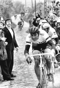 Merckx subiendo el Oude Kwaremont durante el Tour de Flandes. Foto Walter Vermeulen