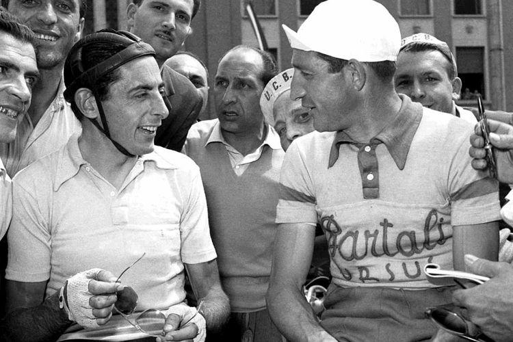 Fausto Coppi y Gino Bartali conversando antes de una etapa