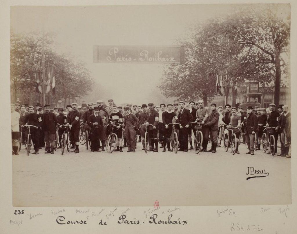 Salida de los corredores en la primera edición de la Paris-Roubaix. Foto Jules Beau 1896