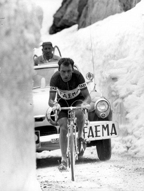 Charly Gaul en cabeza de carrera. Foto: Giro de Italia