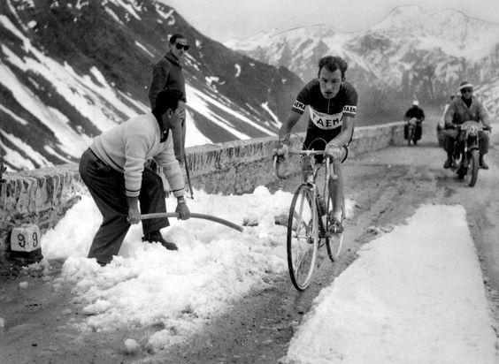 Charly Gaul ascendiendo el Monte Bondone. Foto: Giro de Italia