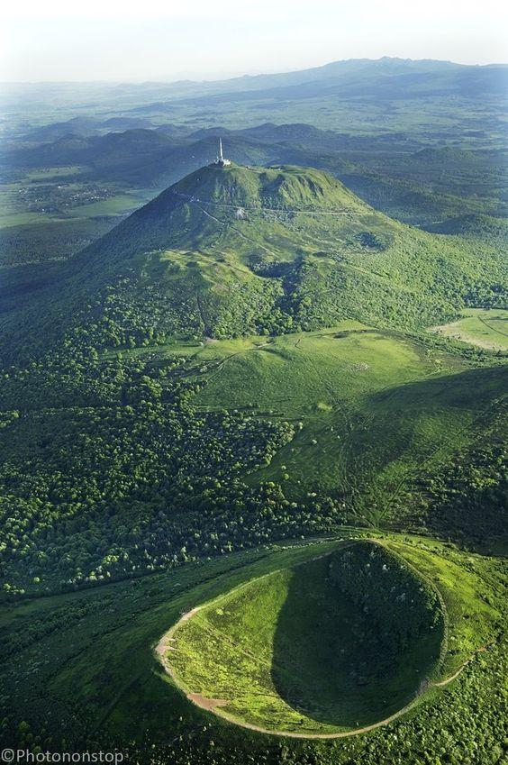 Paisaje de Auvernia con vistas a las antenas del Puy de Dôme. Photo: Photononstop