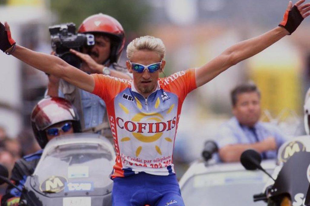 VDB levantando los brazos tras ganar la etapa de Ávila en la Vuelta de 1999. Foto: Nieuwsblad.be