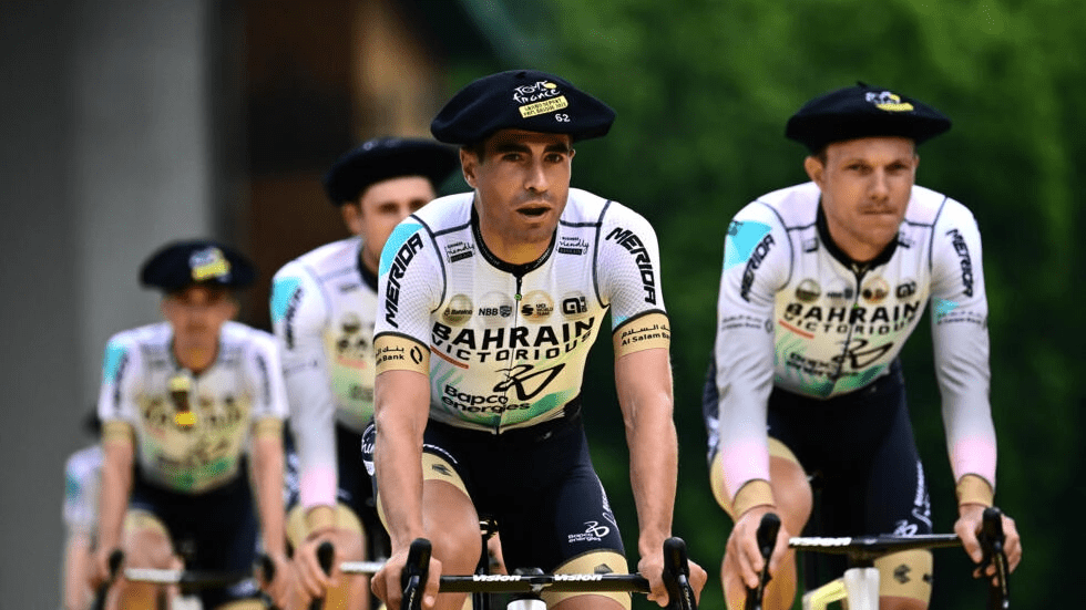 El español Mikel Landa (centro) en la presentación del Tour de France 2023 © Marco BERTORELLO / AFP/Archivos