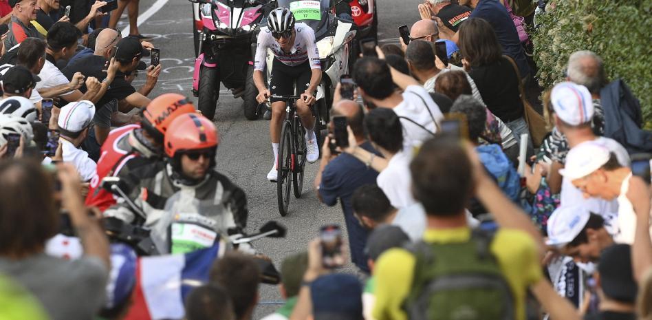 Pogačar en cabeza de carrera. Foto: Marco Alpozzi