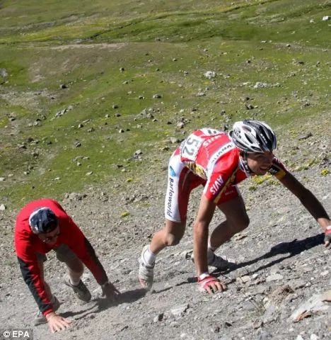 Augustyne tras sufrir la caída en el descenso de la Bonette. Foto: EPA