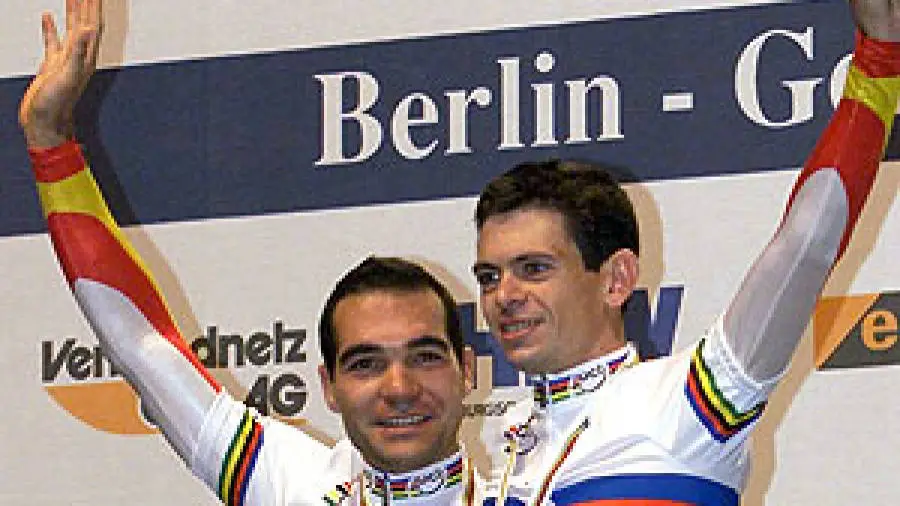 Isaac Gálvez (izquierda) y Joan Llaneras al ganar el campeonato de mundo en la modalidad de madison. Foto: Peer Grim