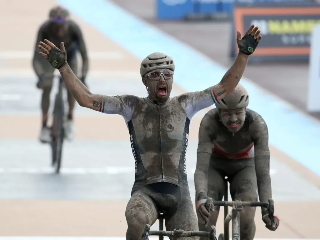 Sonny Colbrelly ganando la Paris Roubaix