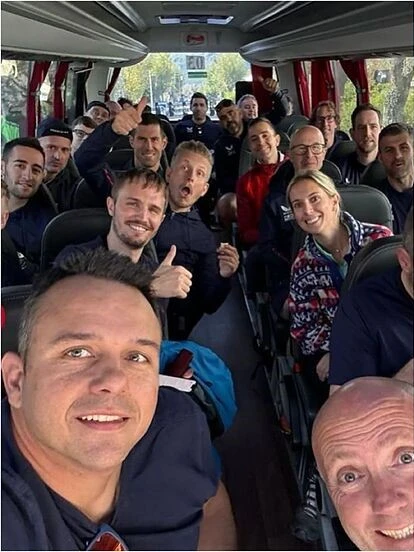 Imanol Erviti en una foto de grupo de INEOS Grandiers en el bus. 