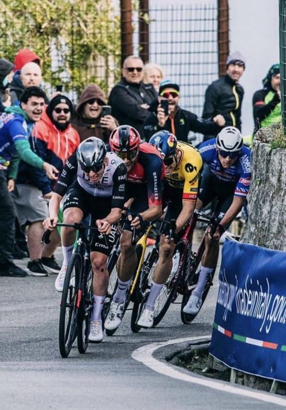 Tadej Pogačar encabeza el grupo de favoritos en el Poggio bajo la atenta mirada de  Mathieu van der Poel.
Fotografía © tornaticc