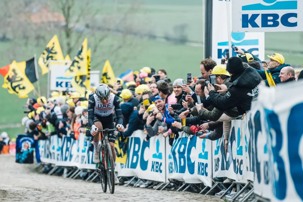 Tadej Pogačar ascendiendo el Paterberg en cabeza de carrera. Fotografía de  Chris Auld