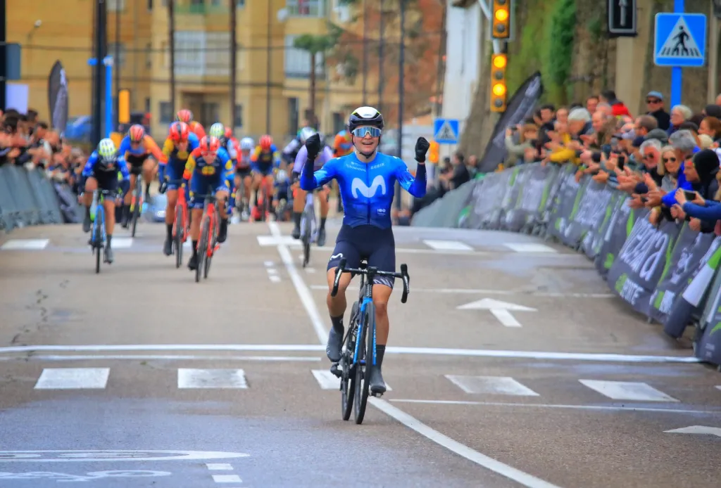 Olivia Baril vence en la 1ª de la Vuelta a Extremadura