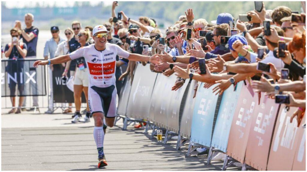 Kristian Blummenfelt venciendo en un triatlón