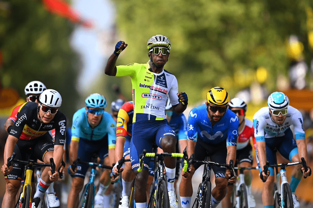 Fernando Gaviria, Movistar Team, entrando 2º en el sprint que venció Girmay