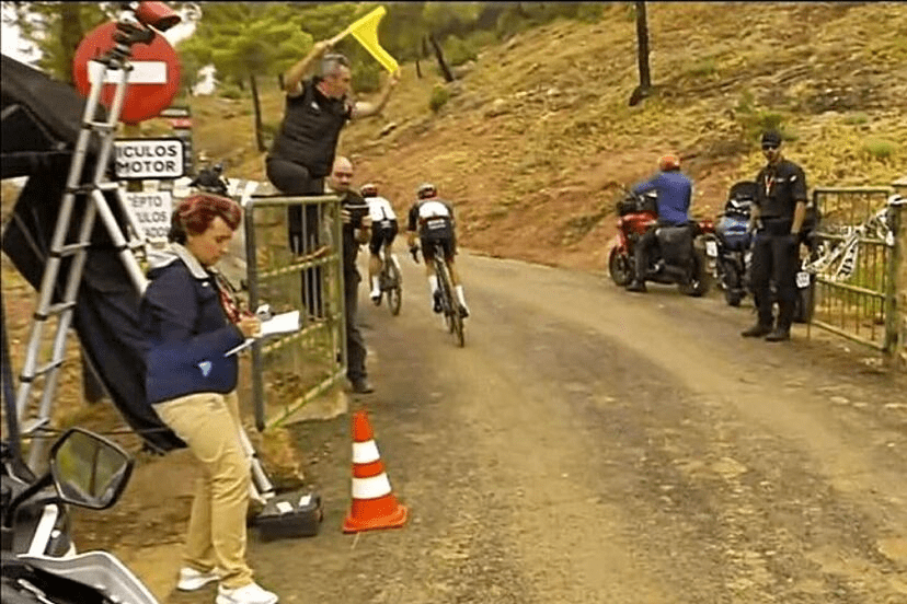 Jueza tomando tiempos en el ciclismo