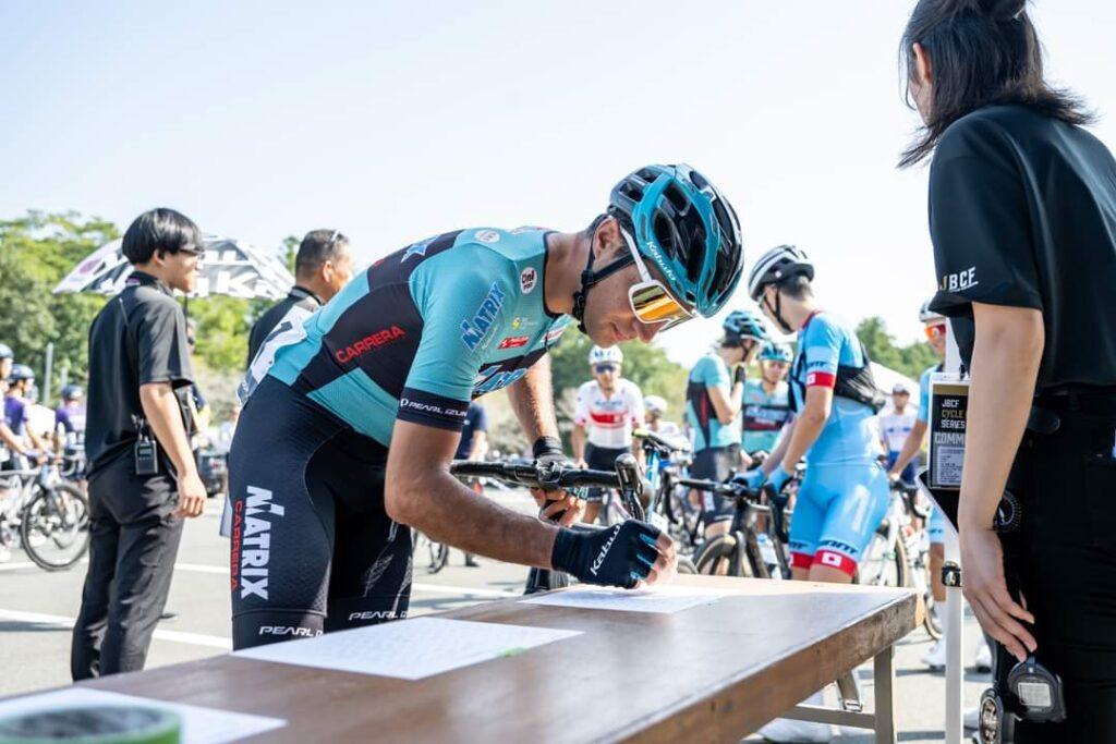 Jose Vicente Toribio en el control de firmas de una carrera. 