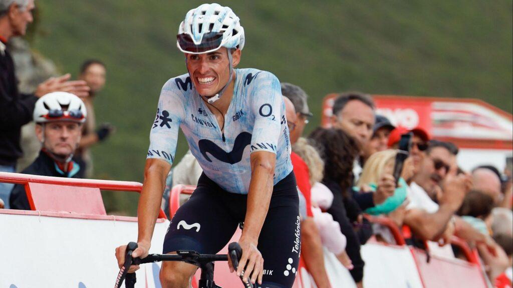 Enric Mas en la Vuelta corriendo para el Movistar.