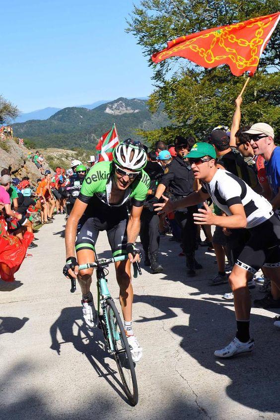 Robert Gesink sufriendo en la bicicleta con el maillot del equipo Belkin. Foto: Cycling News