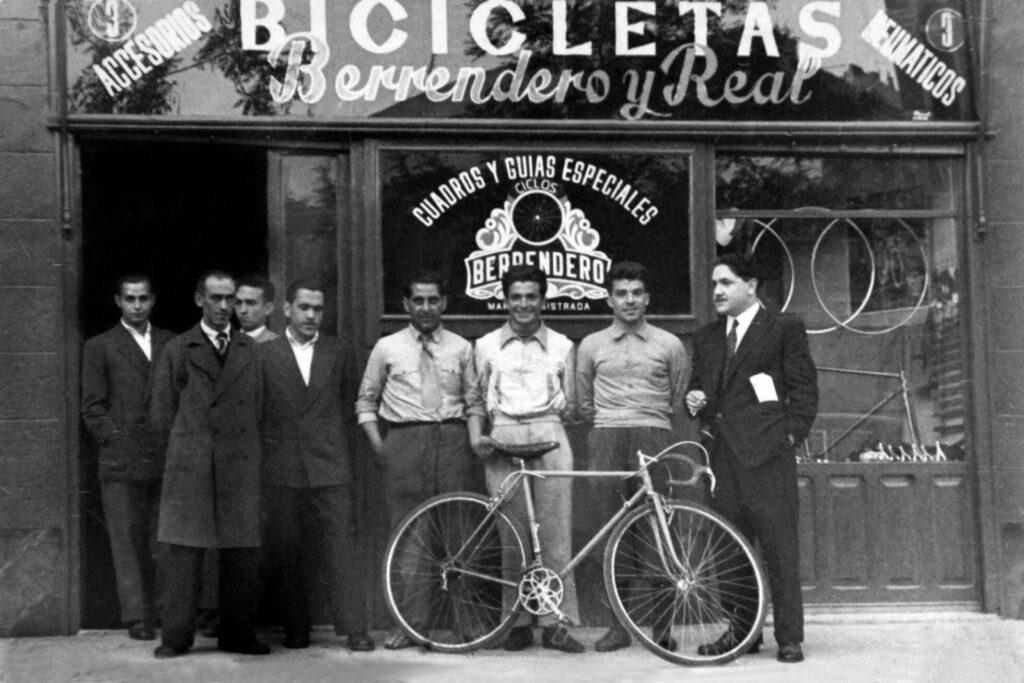 Berrendero, el quinto por la izquierda, inaugurando su tienda de bicicletas. Foto: Página de Facebook dedicada al ciclista